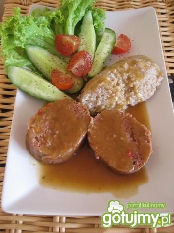 Pikantne klopsy z kaszą i sosem