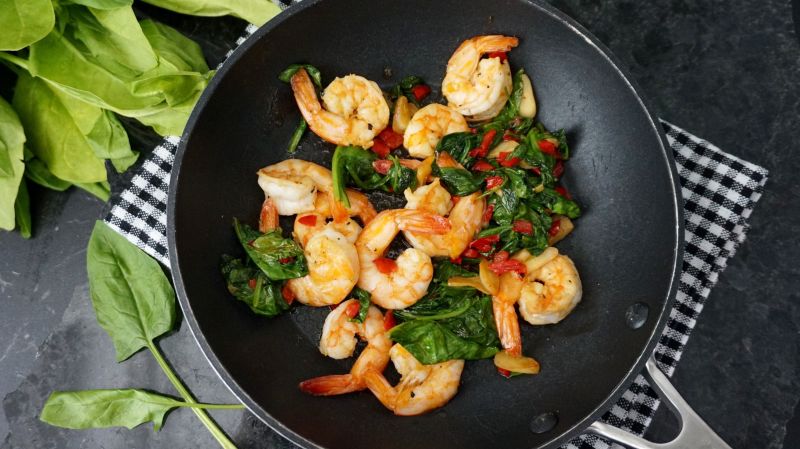Pikantne krewetki ze szpinakiem