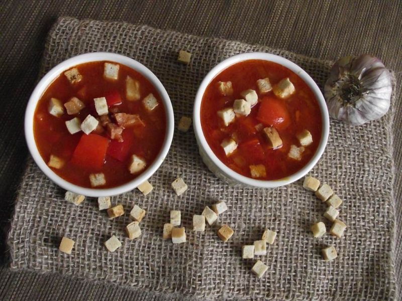 Pikantne leczo z grzankami 