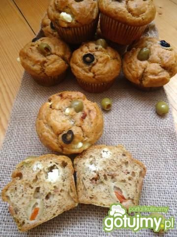 Pikantne muffiny z oliwkami i fetą Pikantne muffiny z oliwkami i fetą