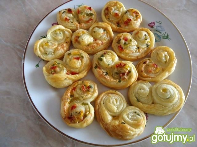 Pikantne palmiery z chili i serem żółtym