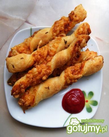 Pikantne paluszki z francuskiego ciasta Pikantne paluszki z francuskiego ciasta