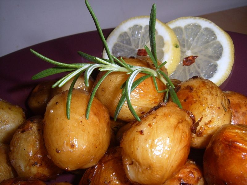 Pikantne pieczone młode ziemniaczki