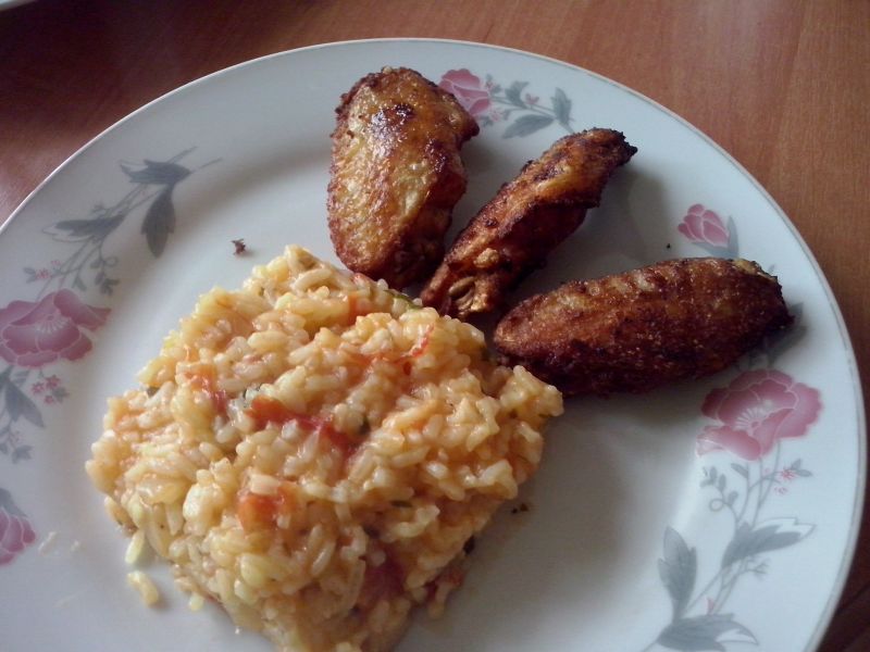 Pikantne skrzydełka z pomidorowym risotto