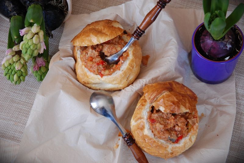 Pikantny gulasz w bułce