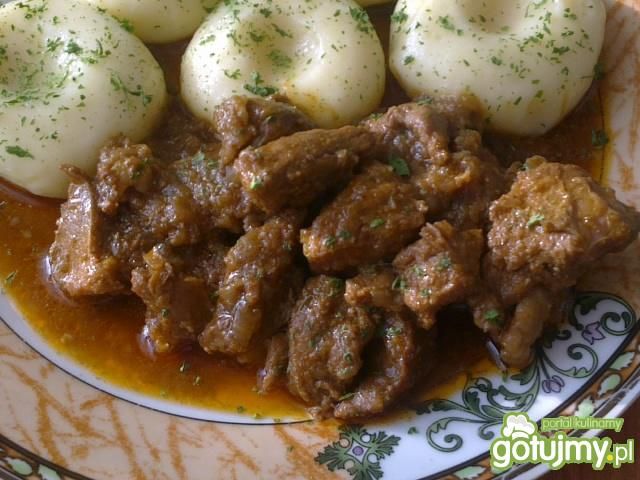 Pikantny gulasz w paprykowym sosie 