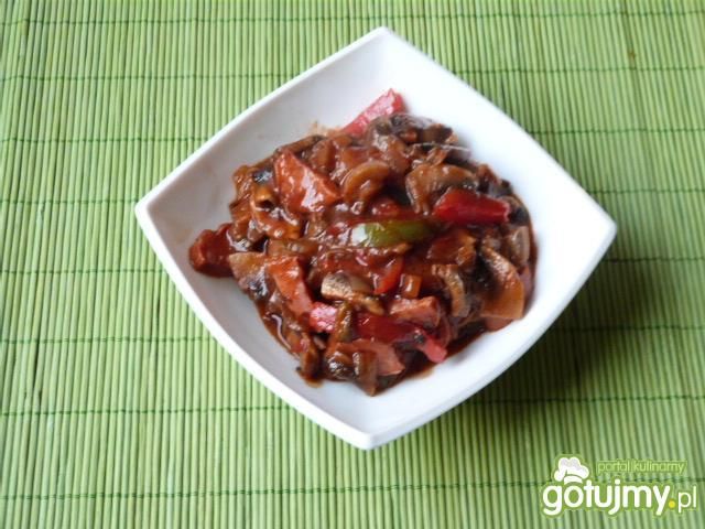 Pikantny gulasz z warzyw i kiełbasy Pikantny gulasz z warzyw i kiełbasy