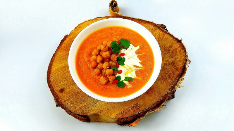 Pikantny krem z marchewki z ciecierzycą