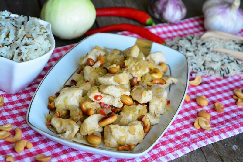 Pikantny kurczak z orzechami nerkowca