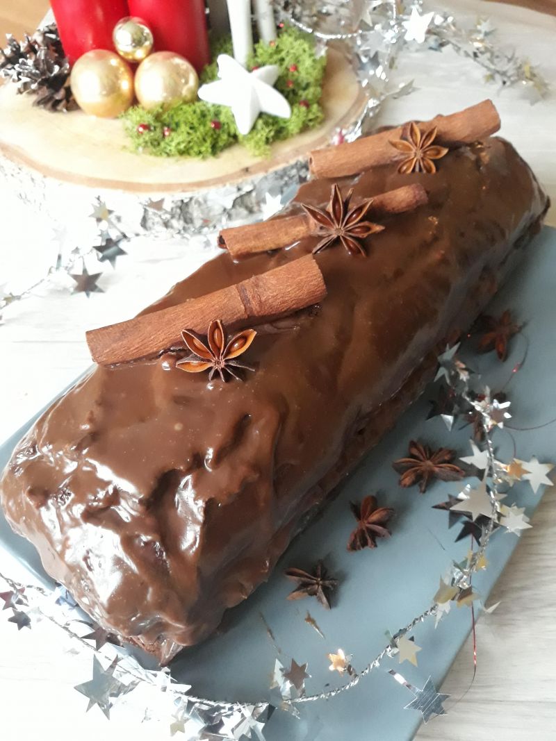 Pikantny piernik z suszoną śliwką 