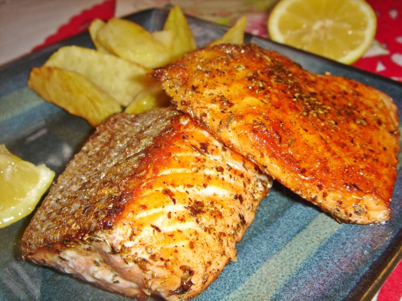 Pikantny pstrąg łososiowy grillowany w ziołach  Pikantny pstrąg łososiowy grillowany w ziołach