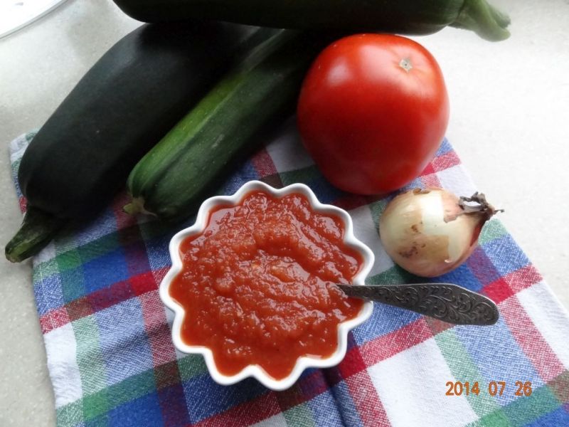 Pikantny sos ketchupowy z cukinii