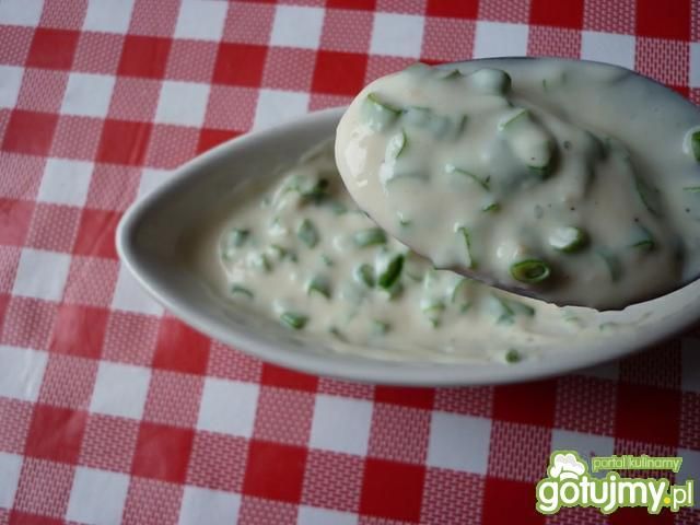 Pikantny sos ze szczypiorkiem. Pikantny sos ze szczypiorkiem.