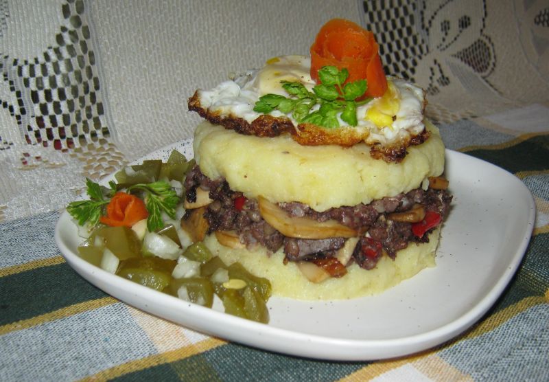 Piramidka ziemniaczana z sadzonym jajkiem 