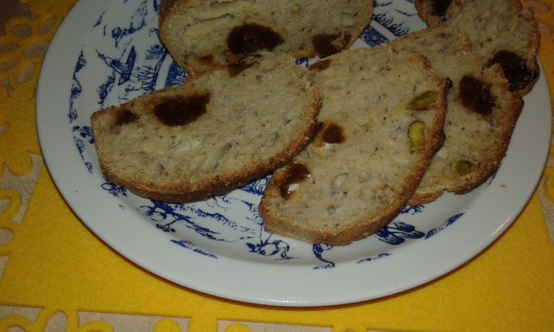 Pistacjowo - figowy chlebek na mące chlebowej