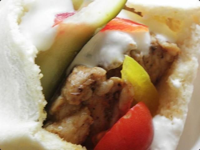 Pita z gyrosem i warzywami. Pita z gyrosem i warzywami.