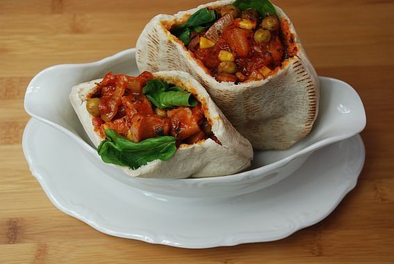 Pita z kiełbaską i warzywami