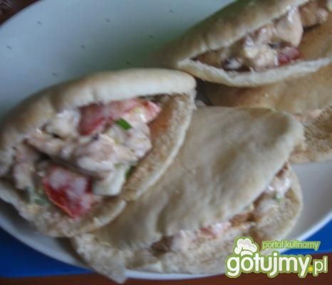 Pita z sałatką i sosem chrzanowo-czosnko