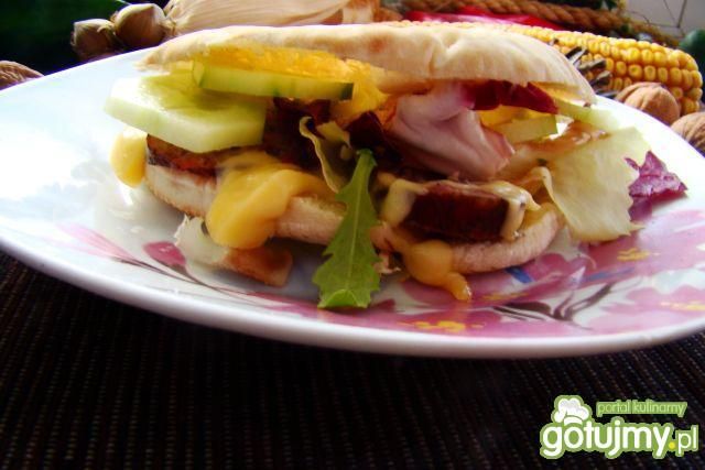 Pita z serem zółtym kiełbasą ,rukolą ... Pita z serem zółtym kiełbasą ,rukolą ...