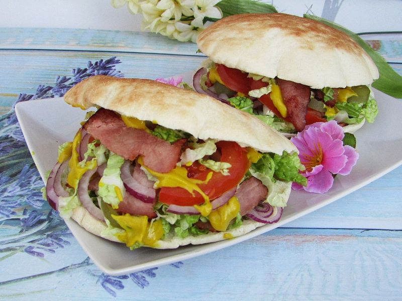 Pitta z szynką, warzywami i sosem musztardowym  Pitta z szynką, warzywami i sosem musztardowym