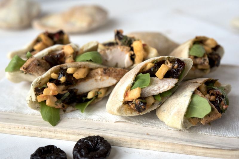 Pity z kurczakiem i sałatką ze śliwki kalifornijskiej Pity z kurczakiem i sałatką ze śliwki kalifornijskiej