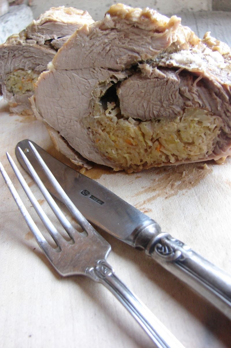 Piwna pieczeń faszerowana kapustą Piwna pieczeń faszerowana kapustą