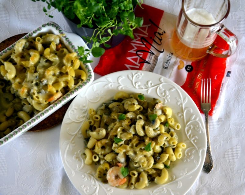 Piwne kolanka makaronowe z krewetkami i cykorią