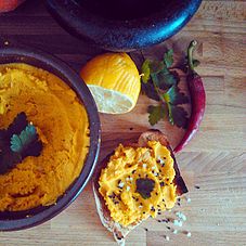 Piżmowy hummus z czarnuszką