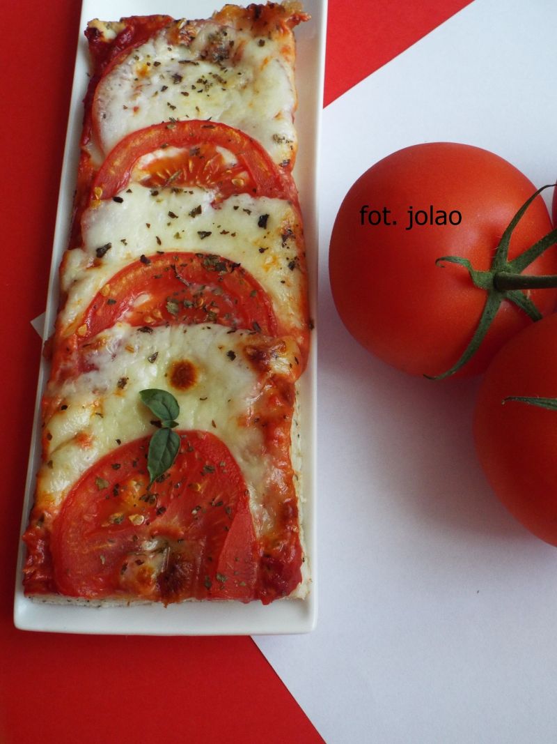 Pizza a'la caprese na bazyliowym cieście