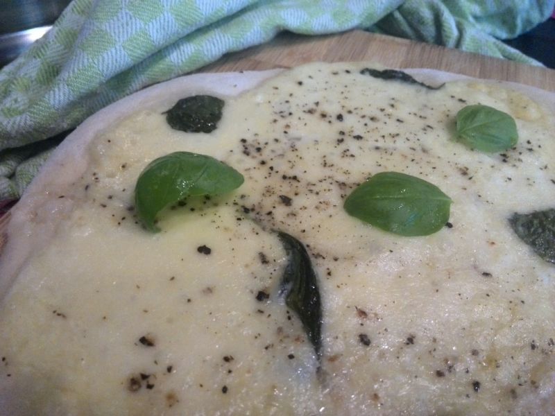 Pizza bianca z bazylią Pizza bianca z bazylią