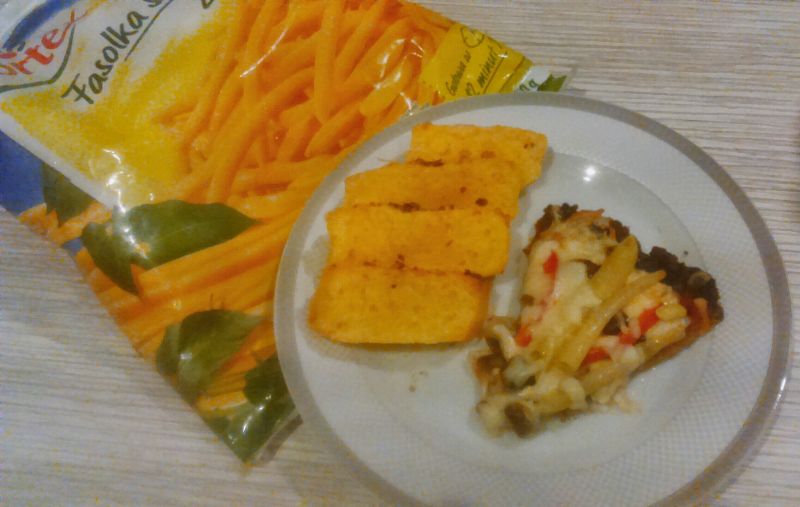 Pizza brazylijska podana z pao de queijo 