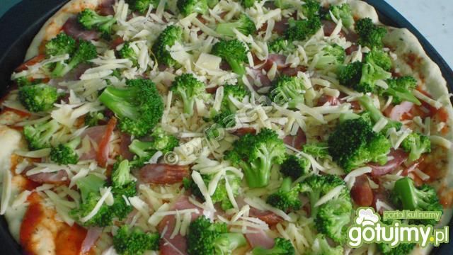 Pizza brokułowa wędliniarska