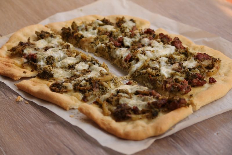 Pizza brokuły i biała kiełbasa Pizza brokuły i biała kiełbasa