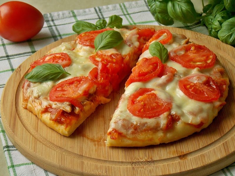 Pizza caprese z tuńczykiem