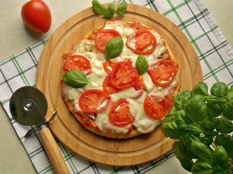 Pizza caprese z tuńczykiem
