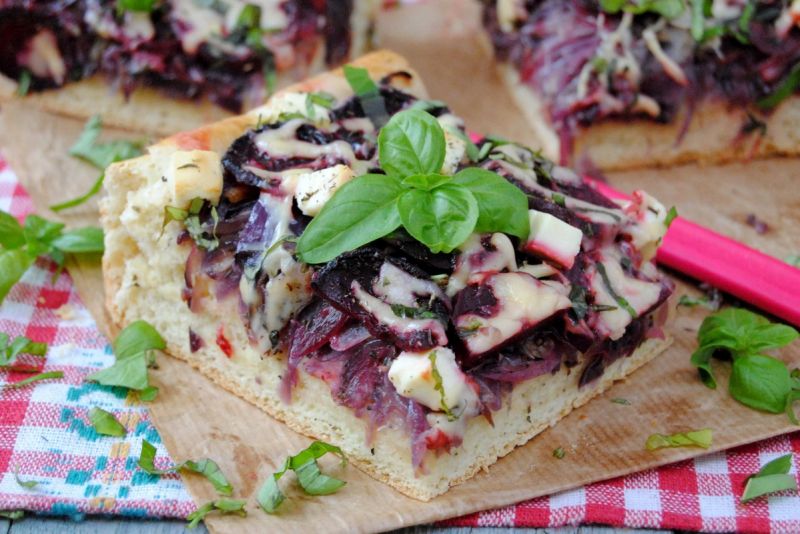 Pizza cebulowo-buraczkowa Pizza cebulowo-buraczkowa