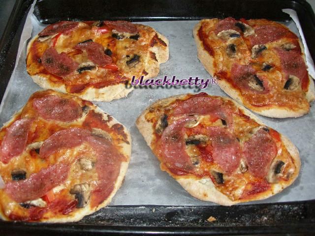 Pizza CIASTO np z salami Pizza CIASTO np z salami