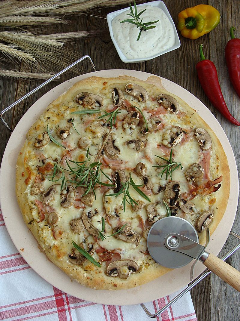 Pizza czosnkowo-pieczarkowa Pizza czosnkowo-pieczarkowa