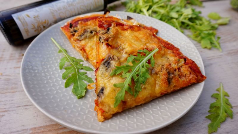 Pizza diabelska z salami i pieczarkami Pizza diabelska z salami i pieczarkami