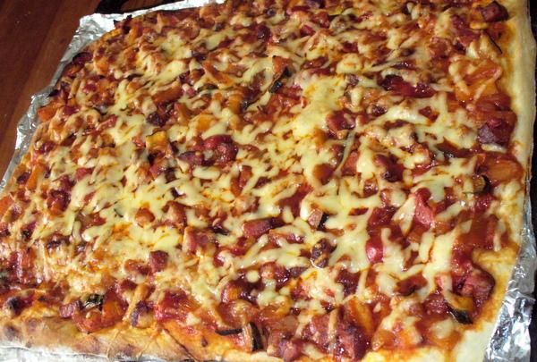 Pizza domowa z kiełbaską Pizza domowa z kiełbaską