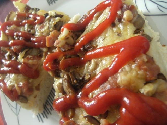 Pizza domowa z pieczarkami i serem Pizza domowa z pieczarkami i serem