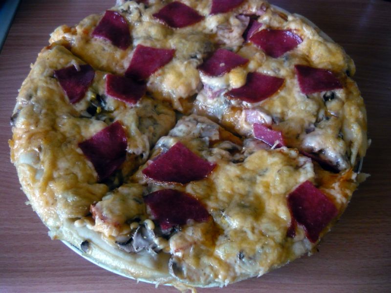 Pizza domowa z salami Pizza domowa z salami