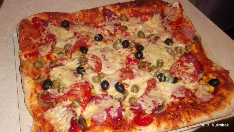 Pizza drożdżowa z salami