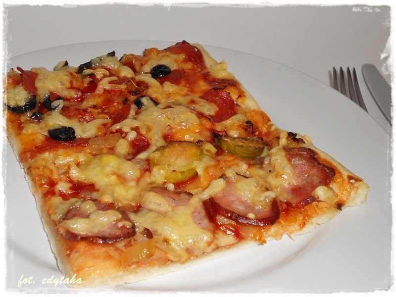 Pizza dwa smaki - z wiejską kiełbasą i brukselką Pizza dwa smaki - z wiejską kiełbasą i brukselką