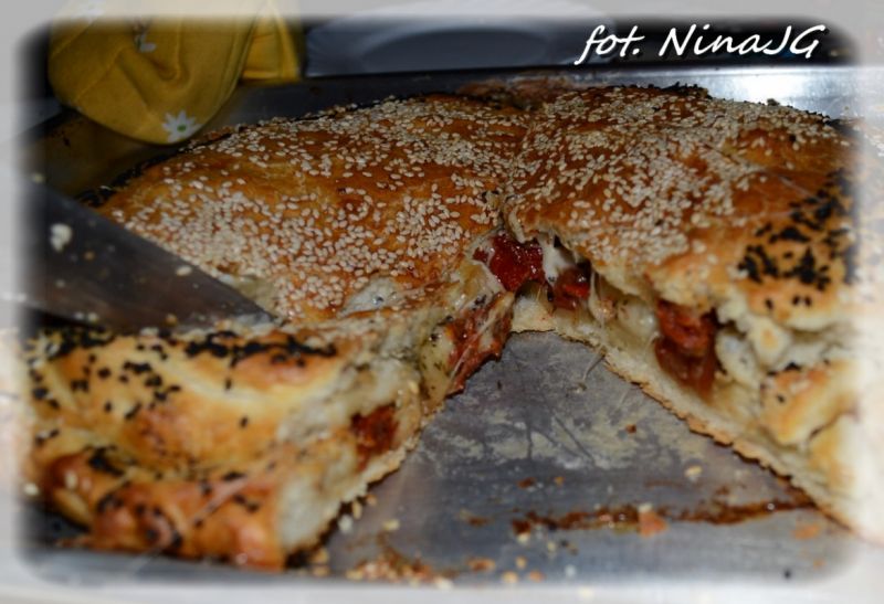 Pizza  faszerowana pomidorami kaparami  mozzarellą