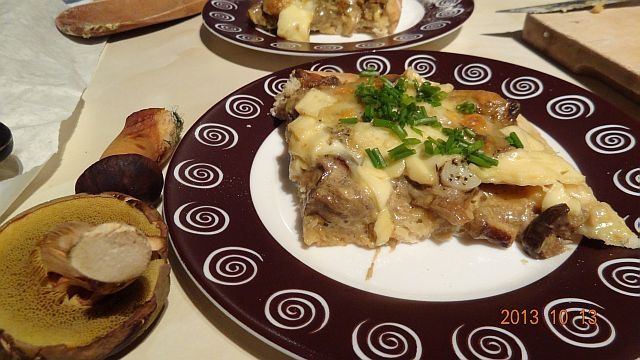 Pizza grzybowo-śmietanowa z nutą czosnku Pizza grzybowo-śmietanowa z nutą czosnku