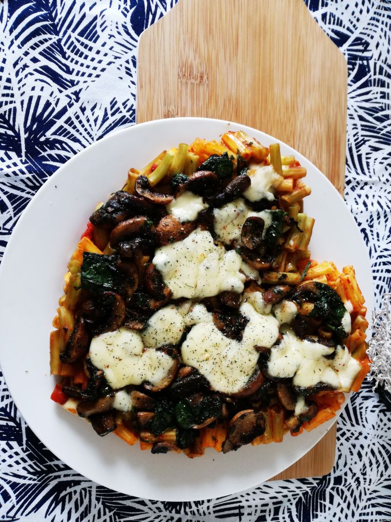 Pizza makaronowa z pieczarkami i szpinakiem Pizza makaronowa z pieczarkami i szpinakiem
