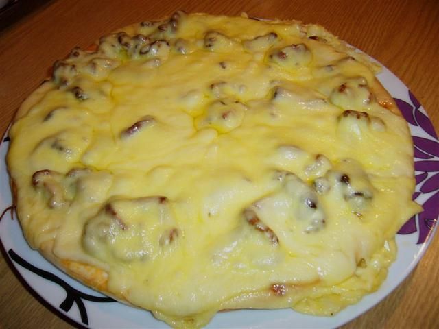 Pizza mocno grzybowa z kurkami  Pizza mocno grzybowa z kurkami