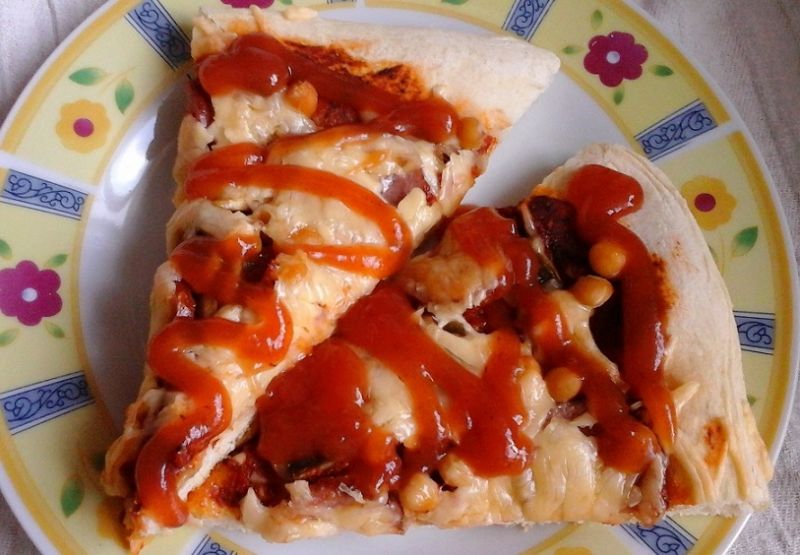 Pizza na cienki cieście z ciecierzycą