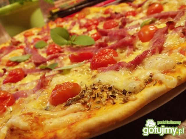 Pizza na cienkim cieście.